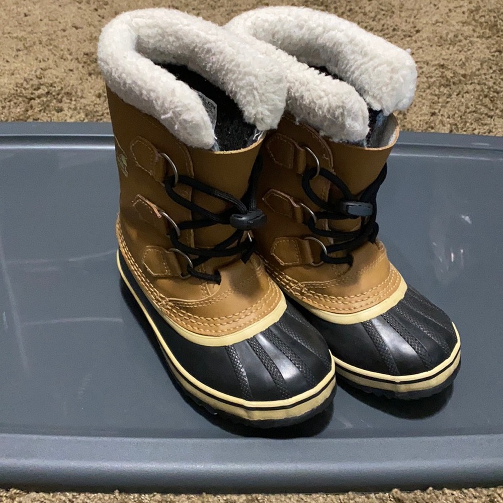 Kids sorel boots.